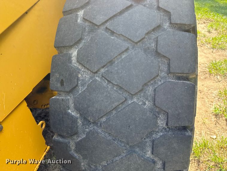 image for item EN0448 2010 John Deere 724K wheel loader