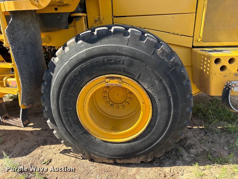 image for item EN0448 2010 John Deere 724K wheel loader
