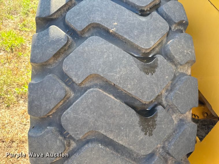 image for item EN0448 2010 John Deere 724K wheel loader