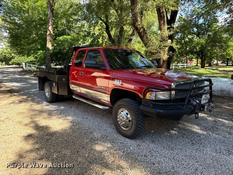 image for item EN0449 2001 Dodge Ram 3500 Ext. Cab flatbed pickup truck