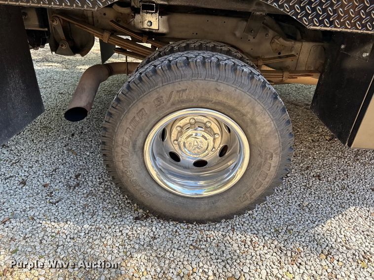 image for item EN0449 2001 Dodge Ram 3500 Ext. Cab flatbed pickup truck