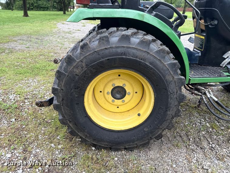 image for item ET6269 John Deere 2520 MFWD tractor