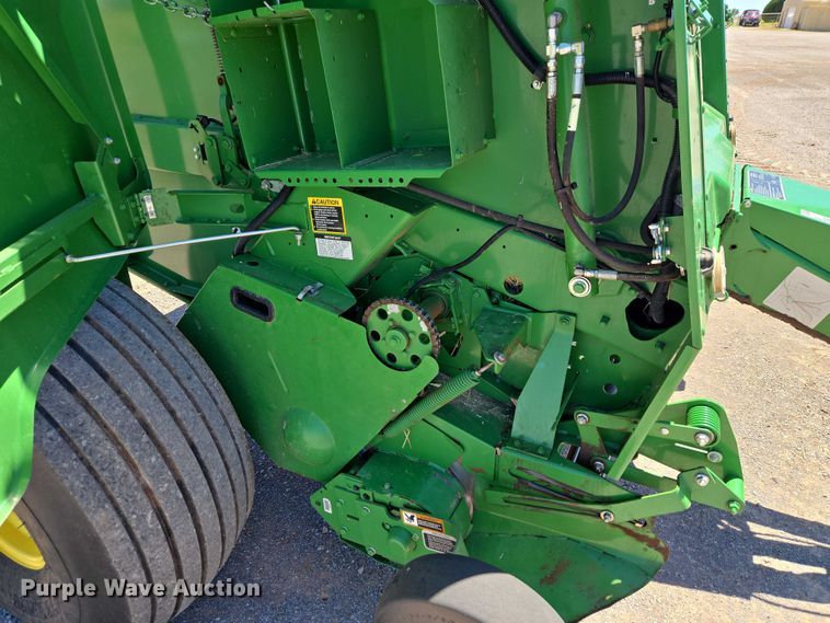 image for item EW0134 2019 John Deere 560M round baler