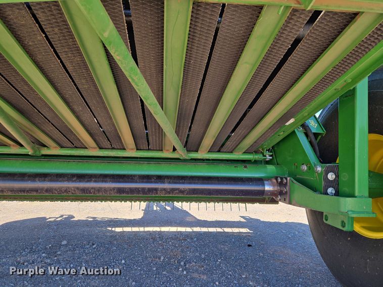 image for item EW0134 2019 John Deere 560M round baler