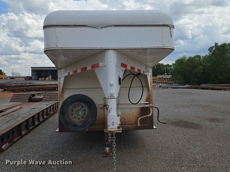 image for item EW0207 2000 Circle D 6816GNST livestock trailer