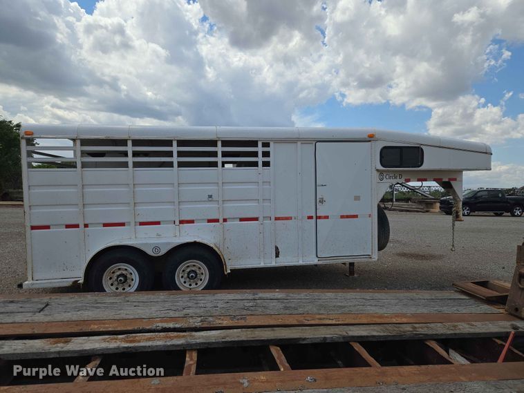 image for item EW0207 2000 Circle D 6816GNST livestock trailer