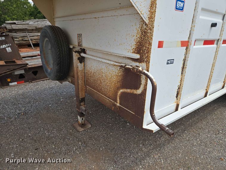 image for item EW0207 2000 Circle D 6816GNST livestock trailer