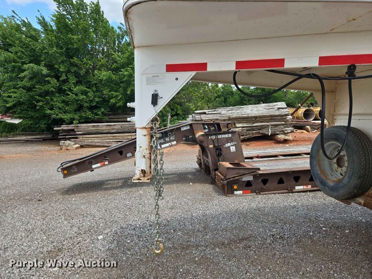image for item EW0207 2000 Circle D 6816GNST livestock trailer