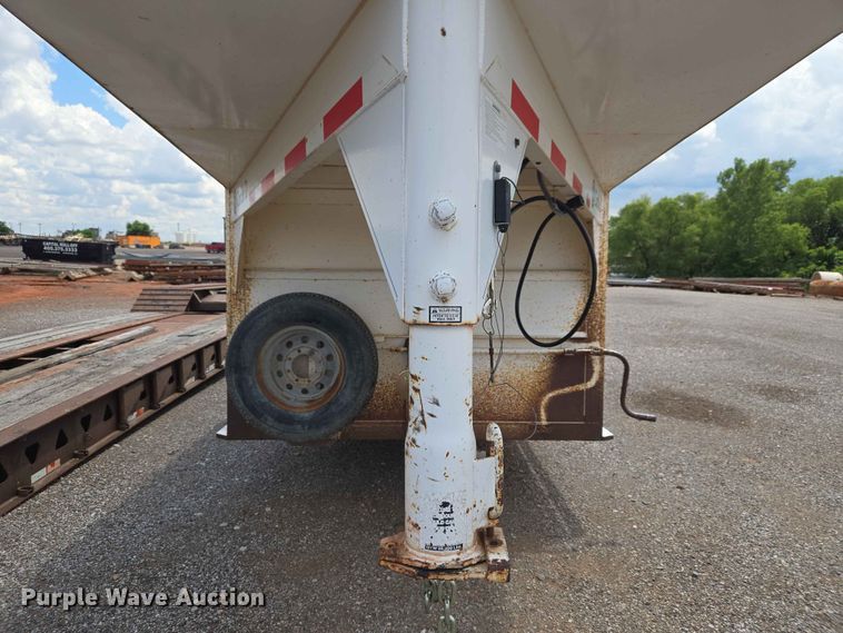 image for item EW0207 2000 Circle D 6816GNST livestock trailer