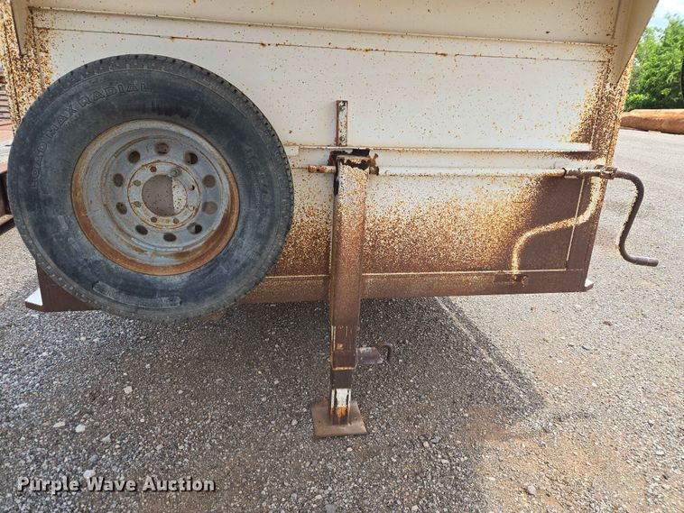 image for item EW0207 2000 Circle D 6816GNST livestock trailer