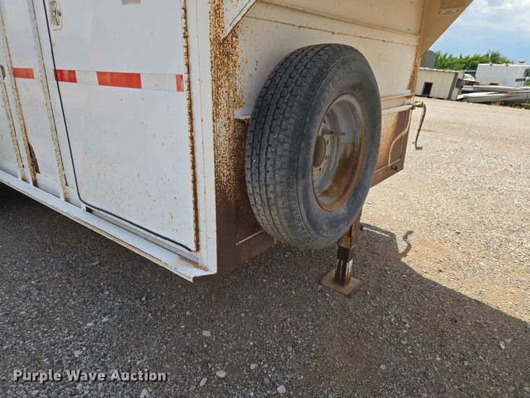 image for item EW0207 2000 Circle D 6816GNST livestock trailer