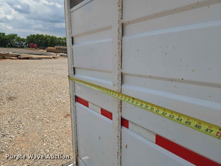 image for item EW0207 2000 Circle D 6816GNST livestock trailer