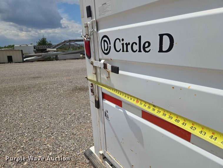 image for item EW0207 2000 Circle D 6816GNST livestock trailer