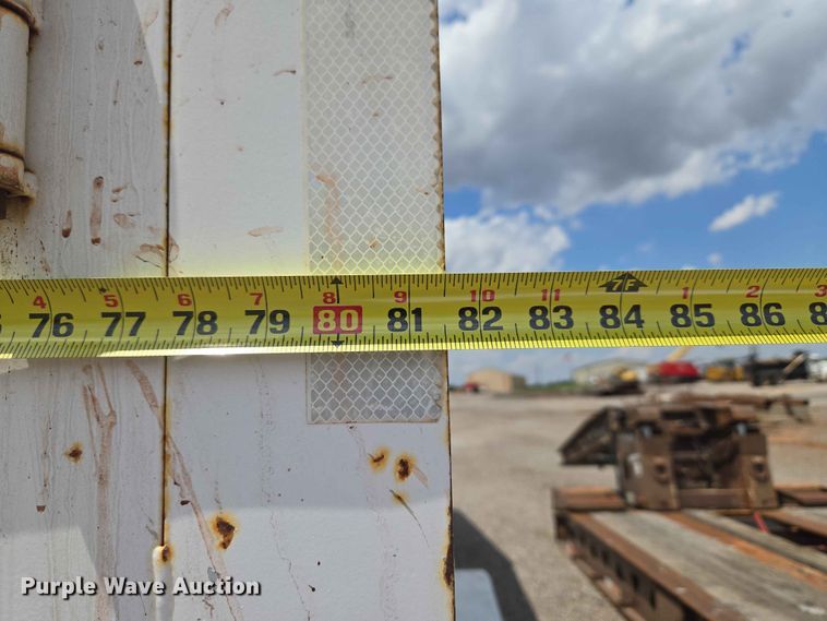 image for item EW0207 2000 Circle D 6816GNST livestock trailer