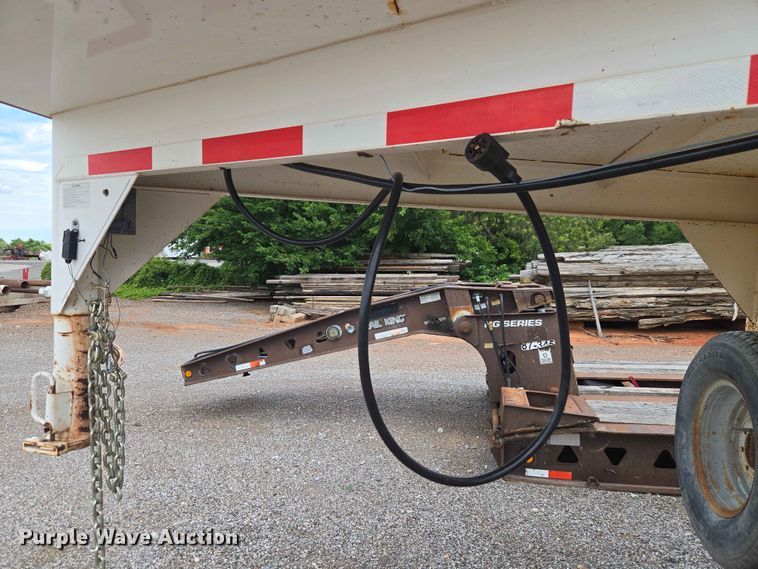 image for item EW0207 2000 Circle D 6816GNST livestock trailer