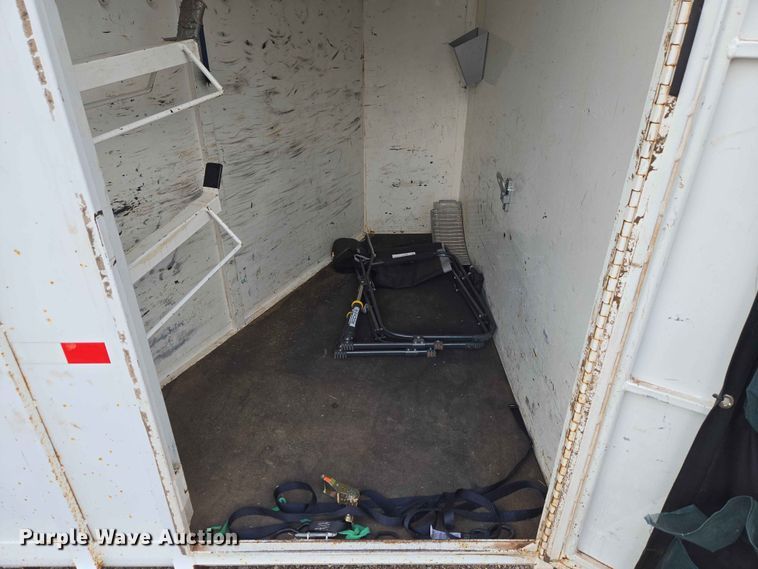 image for item EW0207 2000 Circle D 6816GNST livestock trailer