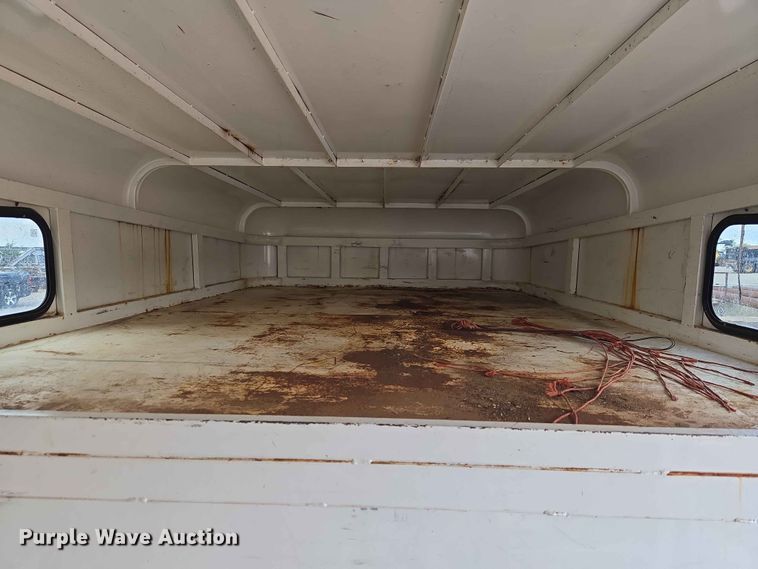 image for item EW0207 2000 Circle D 6816GNST livestock trailer