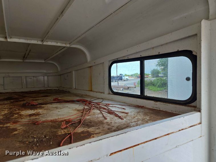 image for item EW0207 2000 Circle D 6816GNST livestock trailer