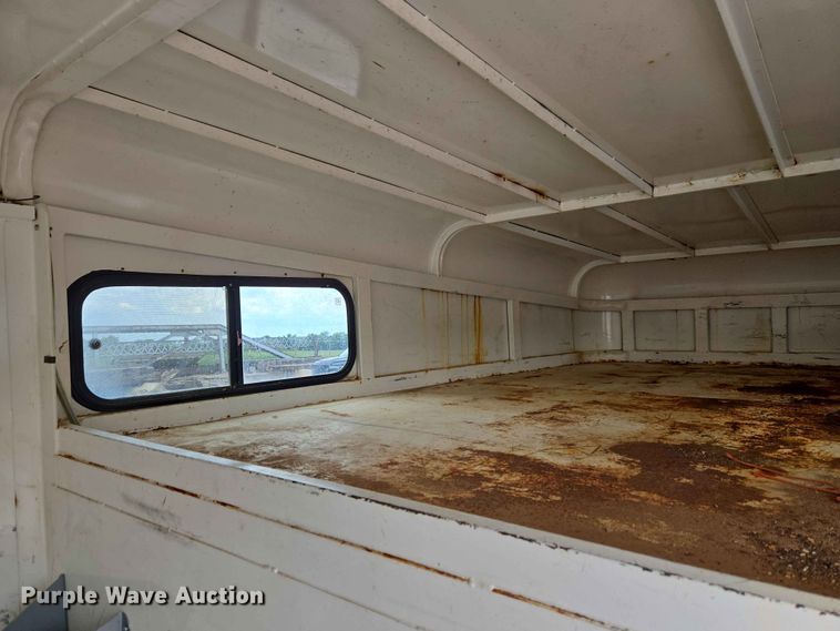 image for item EW0207 2000 Circle D 6816GNST livestock trailer