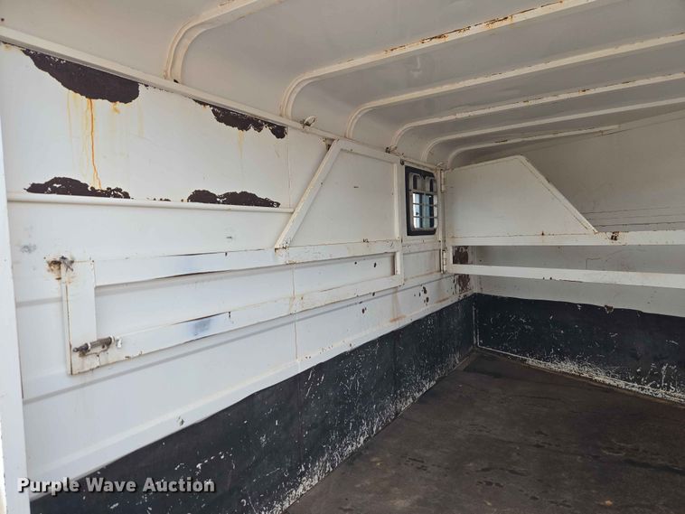 image for item EW0207 2000 Circle D 6816GNST livestock trailer
