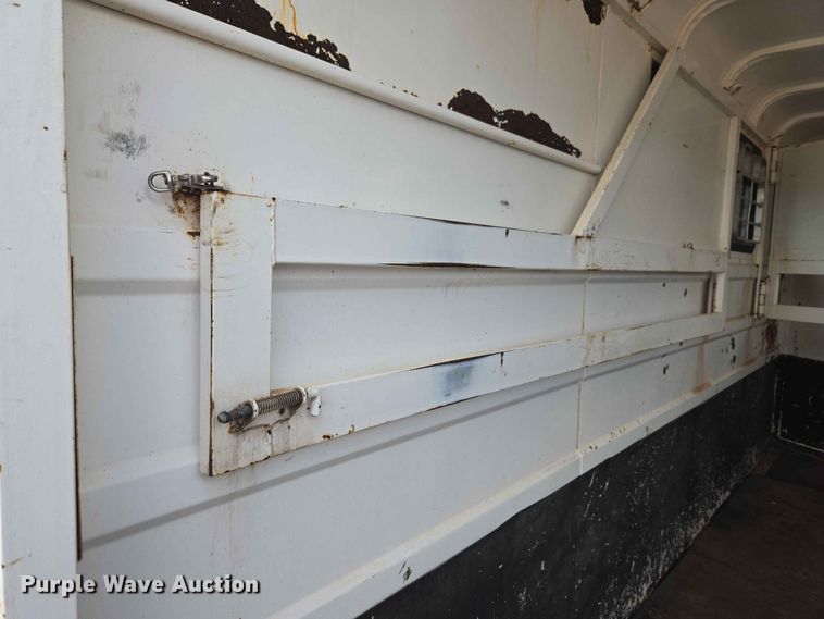 image for item EW0207 2000 Circle D 6816GNST livestock trailer