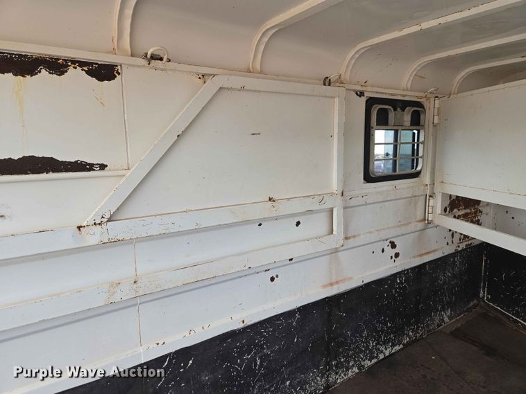 image for item EW0207 2000 Circle D 6816GNST livestock trailer
