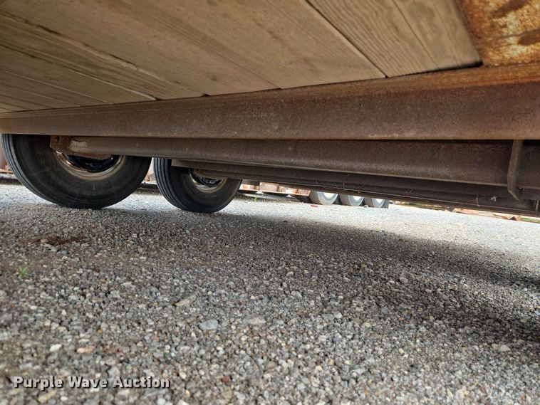 image for item EW0207 2000 Circle D 6816GNST livestock trailer