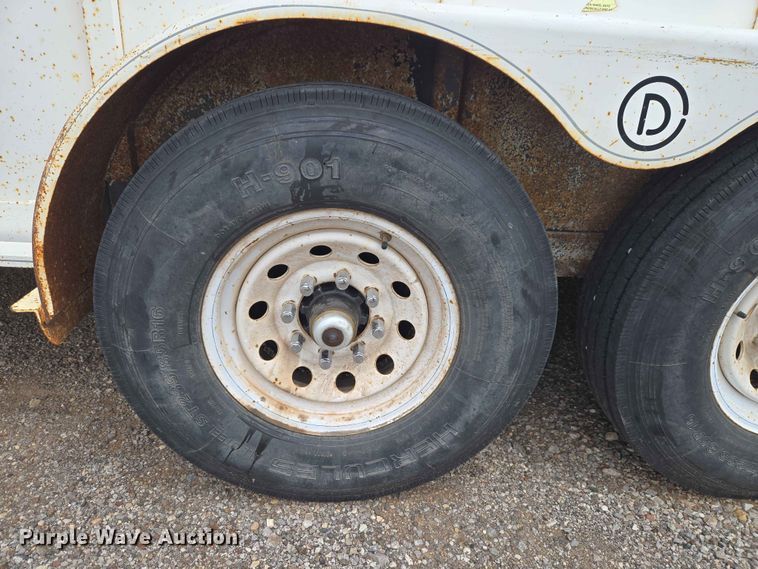 image for item EW0207 2000 Circle D 6816GNST livestock trailer