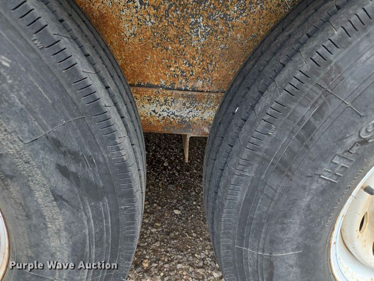 image for item EW0207 2000 Circle D 6816GNST livestock trailer