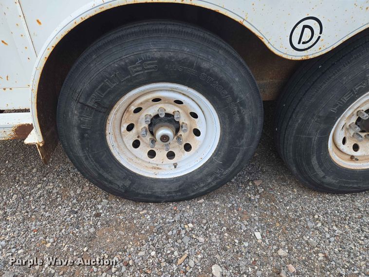 image for item EW0207 2000 Circle D 6816GNST livestock trailer