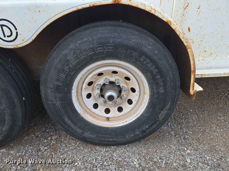 image for item EW0207 2000 Circle D 6816GNST livestock trailer