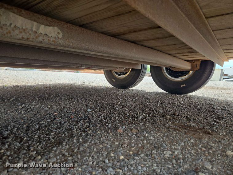 image for item EW0207 2000 Circle D 6816GNST livestock trailer
