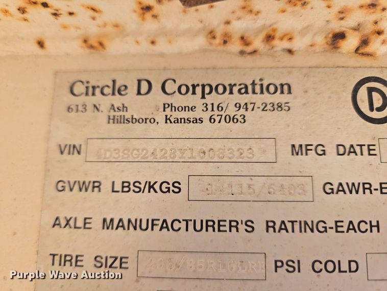 image for item EW0207 2000 Circle D 6816GNST livestock trailer