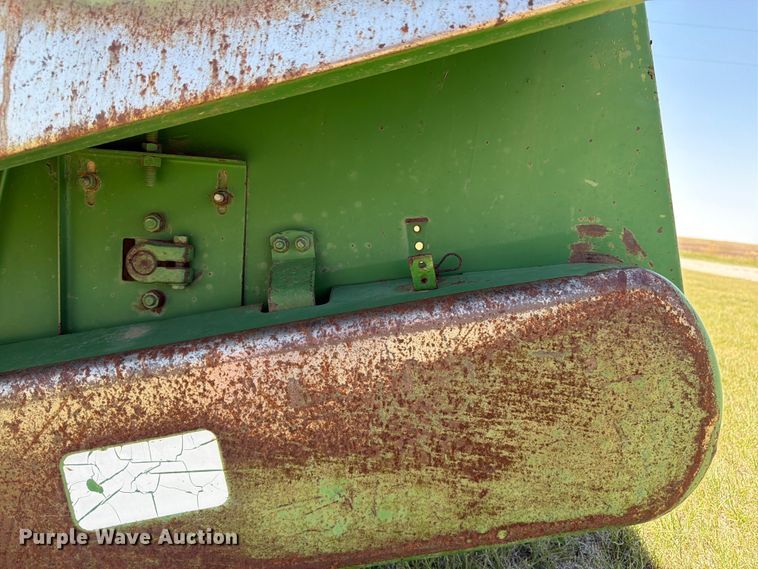 image for item EW4780 John Deere corn head