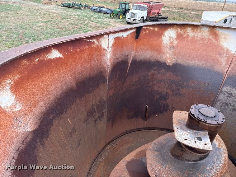 image for item FB6496 1982 International 1954 feed mixer truck