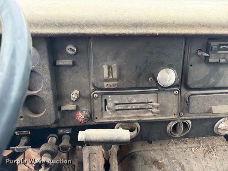 image for item FB6496 1982 International 1954 feed mixer truck