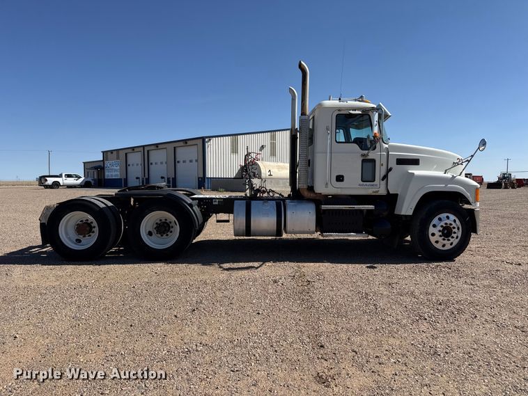 image for item FC2297 2012 Mack CHU613 semi truck
