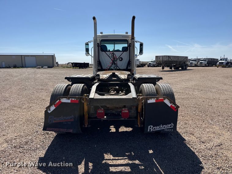 image for item FC2297 2012 Mack CHU613 semi truck
