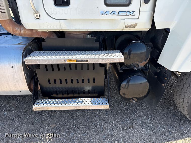 image for item FC2297 2012 Mack CHU613 semi truck