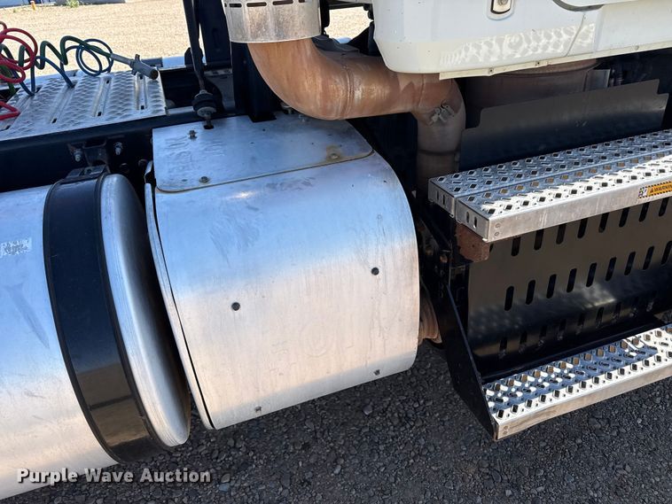 image for item FC2297 2012 Mack CHU613 semi truck