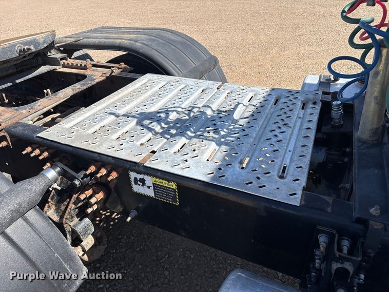 image for item FC2297 2012 Mack CHU613 semi truck
