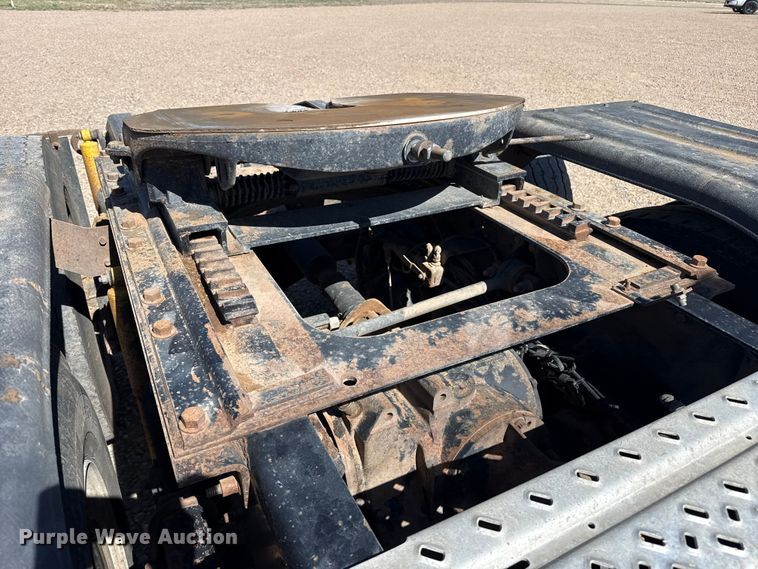 image for item FC2297 2012 Mack CHU613 semi truck