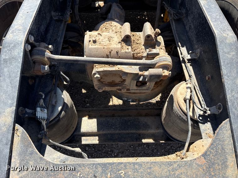 image for item FC2297 2012 Mack CHU613 semi truck