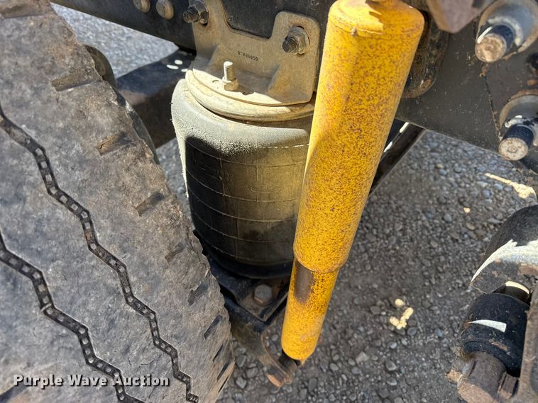 image for item FC2297 2012 Mack CHU613 semi truck