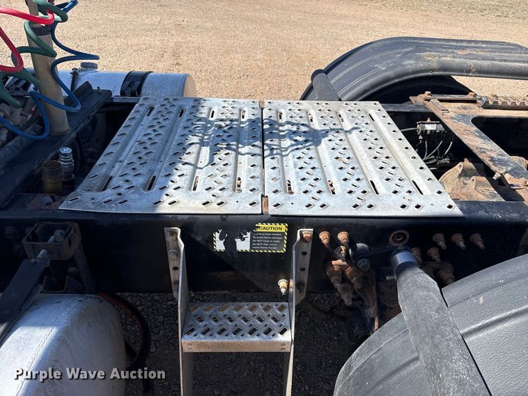 image for item FC2297 2012 Mack CHU613 semi truck