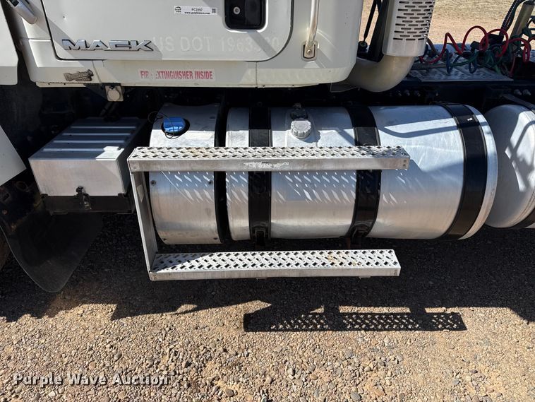 image for item FC2297 2012 Mack CHU613 semi truck