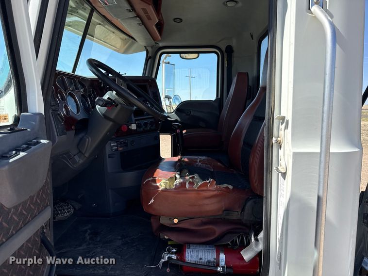 image for item FC2297 2012 Mack CHU613 semi truck