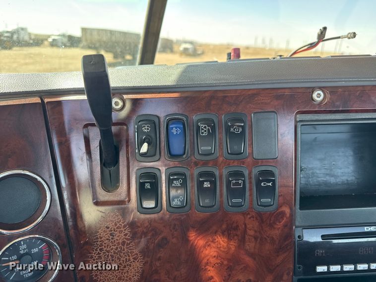 image for item FC2297 2012 Mack CHU613 semi truck
