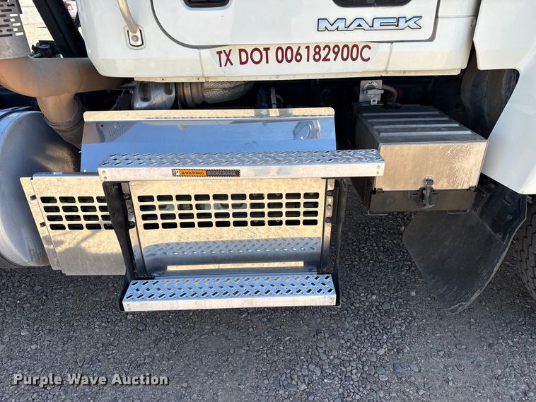 image for item FC2299 2018 Mack CHU613 semi truck
