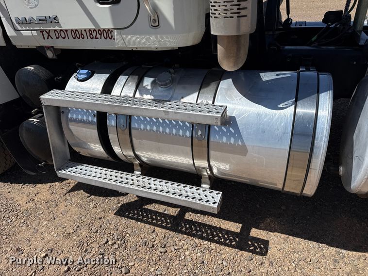 image for item FC2299 2018 Mack CHU613 semi truck